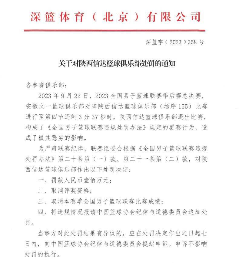 看了幕后才知道，原来在拍摄时，哈妮克孜只是穿着一身蓝色的紧身特效服